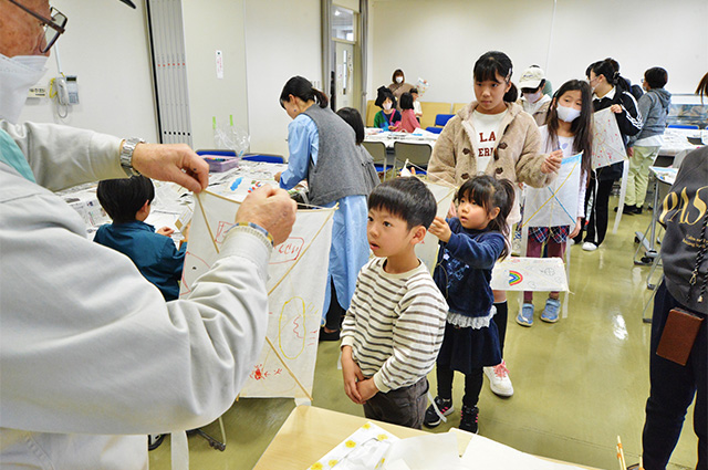 舞い上がれ！親子で凧作りの写真