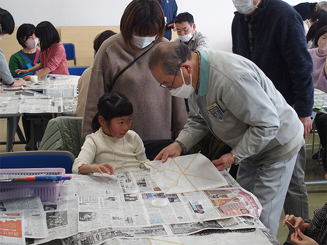 舞い上がれ！親子で凧作りの写真