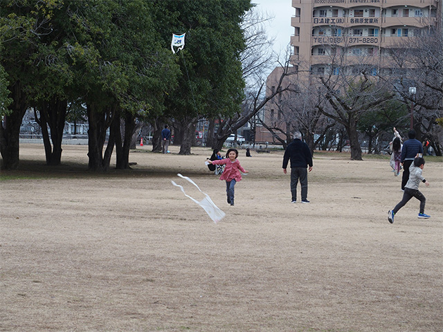 舞い上がれ！親子で凧作りの写真