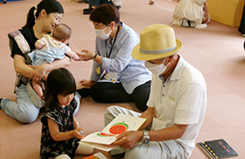 さくら子ども館でのばぁばじぃじの写真