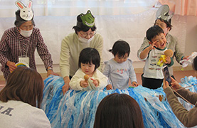 さくら子ども館でのばぁばじぃじの写真