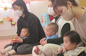 さくら子ども館でのあかちゃんあつまれの写真