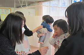 さくら子ども館でのばぁばじぃじの写真