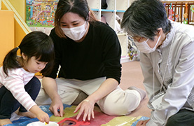さくら子ども館でのばぁばじぃじの写真
