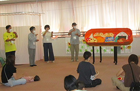 さくら子ども館でのばぁばじぃじの写真