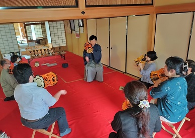 中山道鵜沼宿脇本陣での小鼓体験のようす