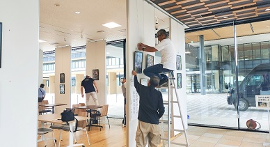 展示作業をする団体メンバー
