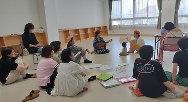 流れを確認する出演者と団体メンバー