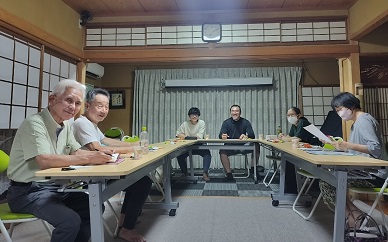 打ち合わせするメンバーのようす