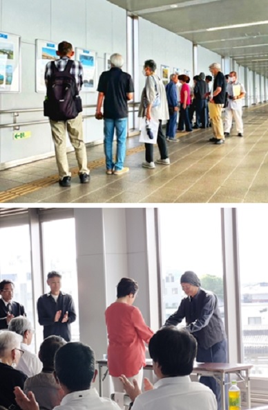 写真展示を楽しむようす