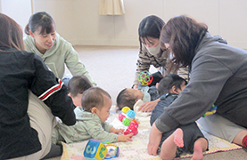 あさひ子ども館でのあかちゃんあつまれの写真