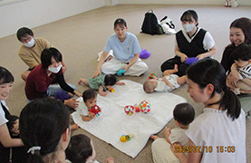 あさひ子ども館でのあかちゃんあつまれの写真