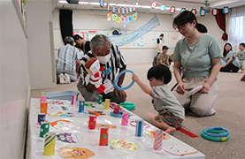 あさひ子ども館でのばぁばじぃじの写真