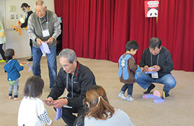 あさひ子ども館でのばぁばじぃじの写真