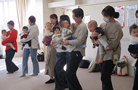 あさひ子ども館でのあかちゃんあつまれの写真
