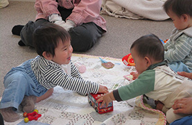 あさひ子ども館でのあかちゃんあつまれの写真