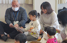 あさひ子ども館でのばぁばじぃじの写真