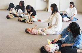あさひ子ども館でのあかちゃんあつまれの写真