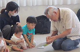 あさひ子ども館でのばぁばじぃじの写真