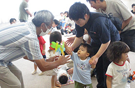 あさひ子ども館でのばぁばじぃじの写真