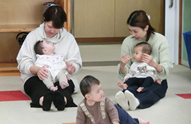 うぬま子ども館でのあかちゃんあつまれの写真