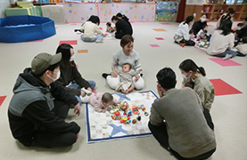 うぬま子ども館でのあかちゃんあつまれの写真