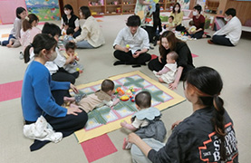 うぬま子ども館でのあかちゃんあつまれの写真