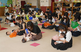 うぬま子ども館でのあかちゃんあつまれの写真