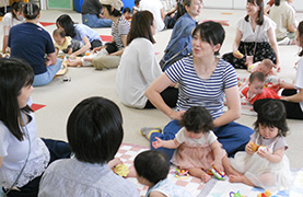 うぬま子ども館でのあかちゃんあつまれの写真