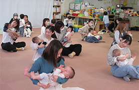 さくら子ども館でのあかちゃんあつまれの写真