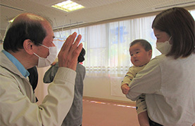 さくら子ども館でのばぁばじぃじの写真