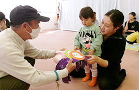 さくら子ども館でのばぁばじぃじの写真