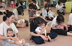 さくら子ども館でのあかちゃんあつまれの写真