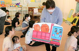 さくら子ども館でのばぁばじぃじの写真