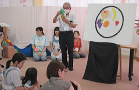 さくら子ども館でのばぁばじぃじの写真