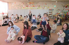 さくら子ども館でのあかちゃんあつまれの写真