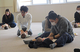 あさひ子ども館でのあかちゃんあつまれの写真