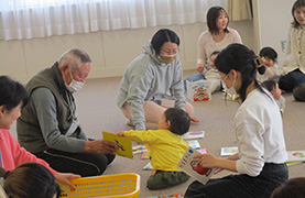 あさひ子ども館でのばぁばじぃじの写真