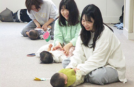 あさひ子ども館でのあかちゃんあつまれの写真