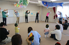 あさひ子ども館でのばぁばじぃじの写真