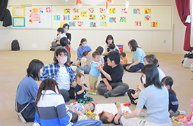 あさひ子ども館でのあかちゃんあつまれの写真
