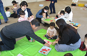 あさひ子ども館でのばぁばじぃじの写真