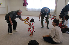 あさひ子ども館でのばぁばじぃじの写真