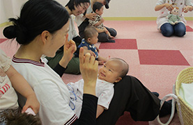 かわしま子ども館でのあかちゃんあつまれの写真