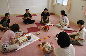かわしま子ども館でのあかちゃんあつまれの写真