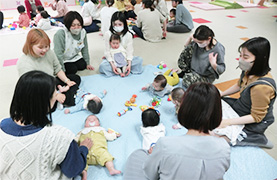 うぬま子ども館でのあかちゃんあつまれの写真