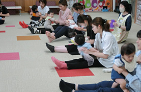うぬま子ども館でのあかちゃんあつまれの写真