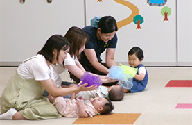 うぬま子ども館でのあかちゃんあつまれの写真
