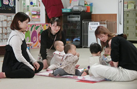 うぬま子ども館でのあかちゃんあつまれの写真