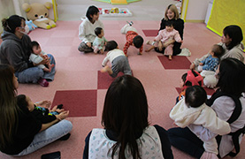 かわしま子ども館でのあかちゃんあつまれの写真